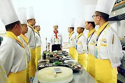 以厨政管理为本，以菜品研发为心——现代国际餐饮管理的核心驱动